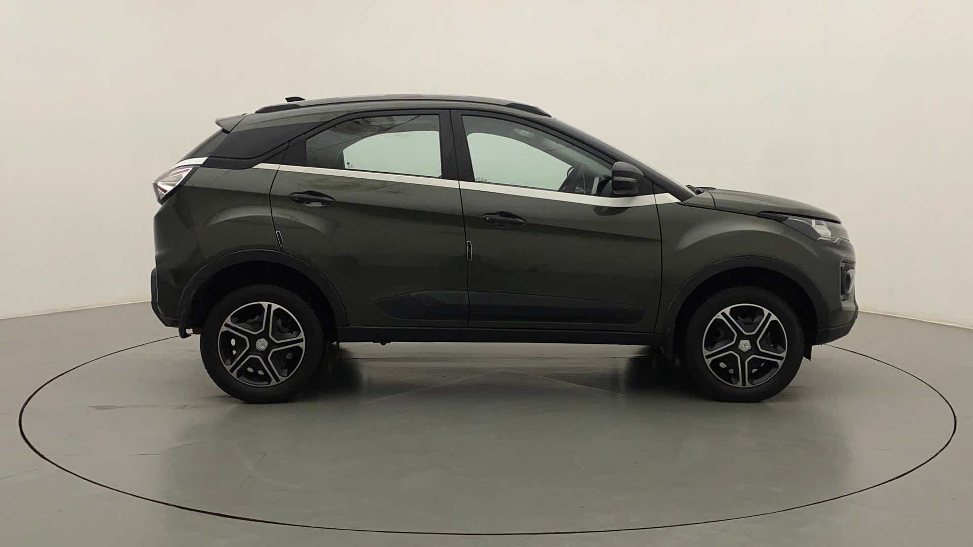 Side view of a Tata Nexon 2017-2023