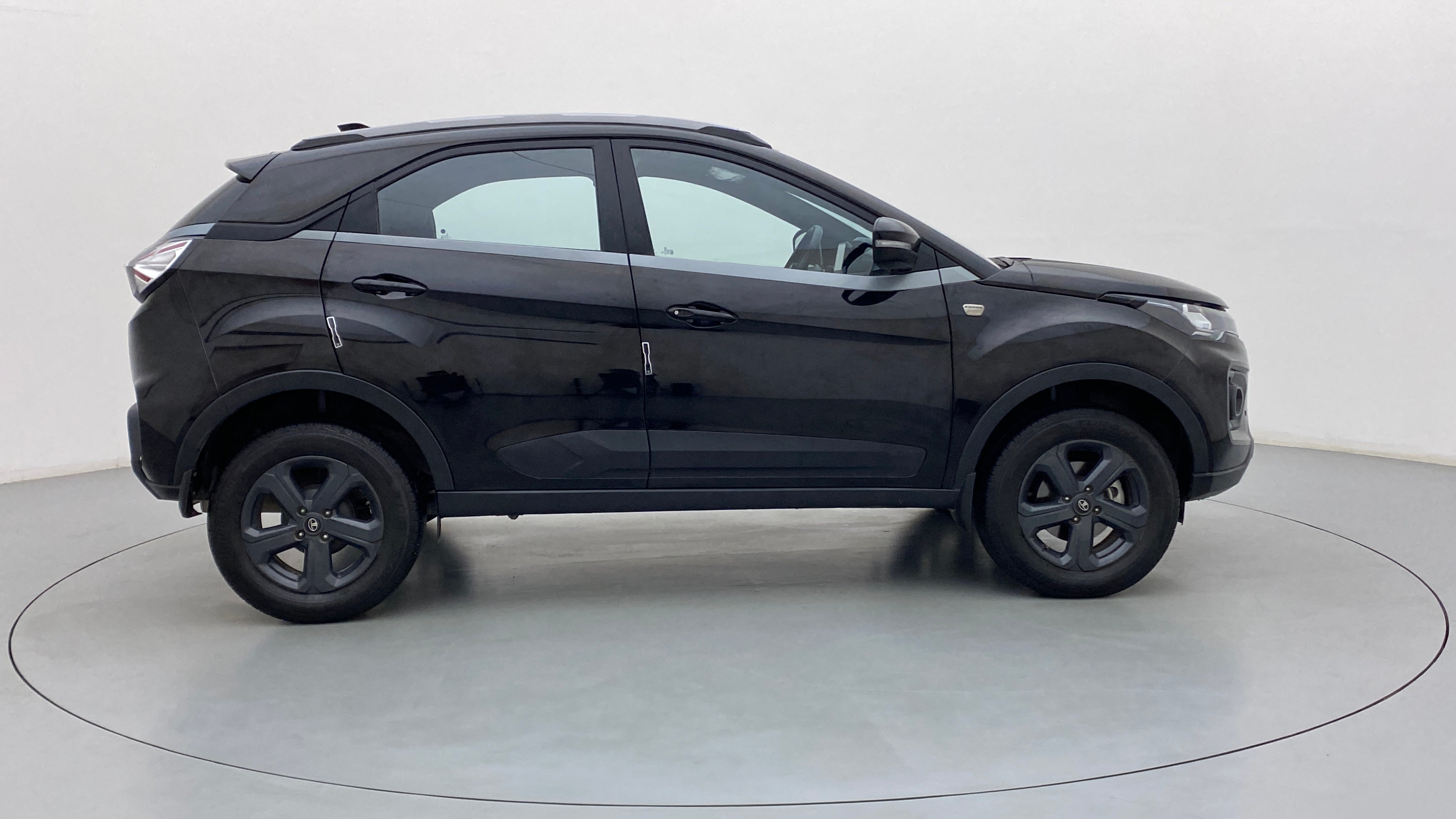 Side view of a Tata Nexon 2017-2023