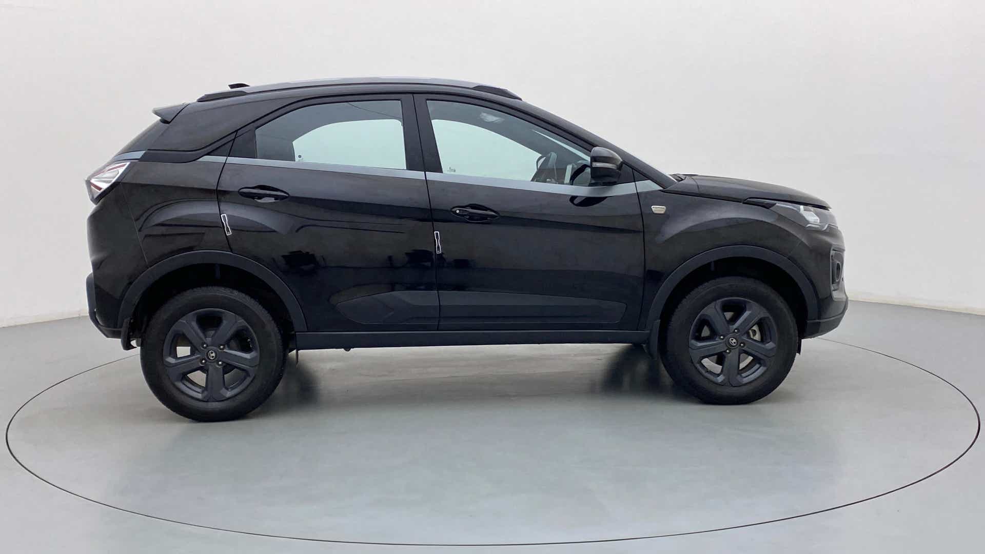 Side view of a Tata Nexon 2017-2023