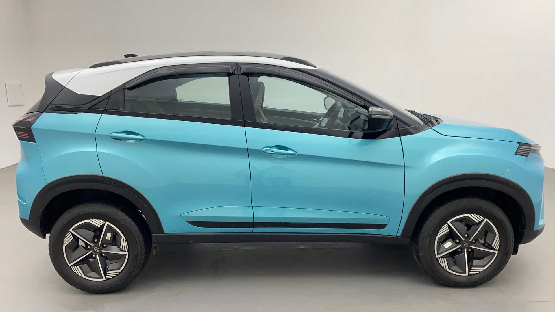Side view of a Tata Nexon 2017-2023
