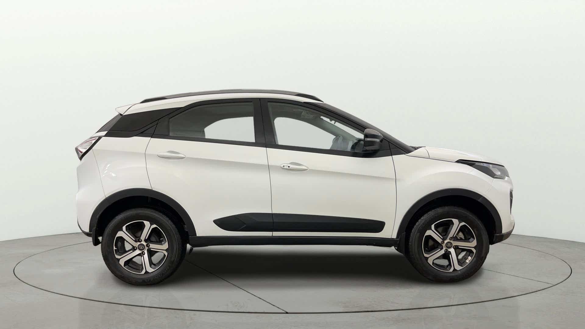 Side view of a Tata Nexon 2017-2023