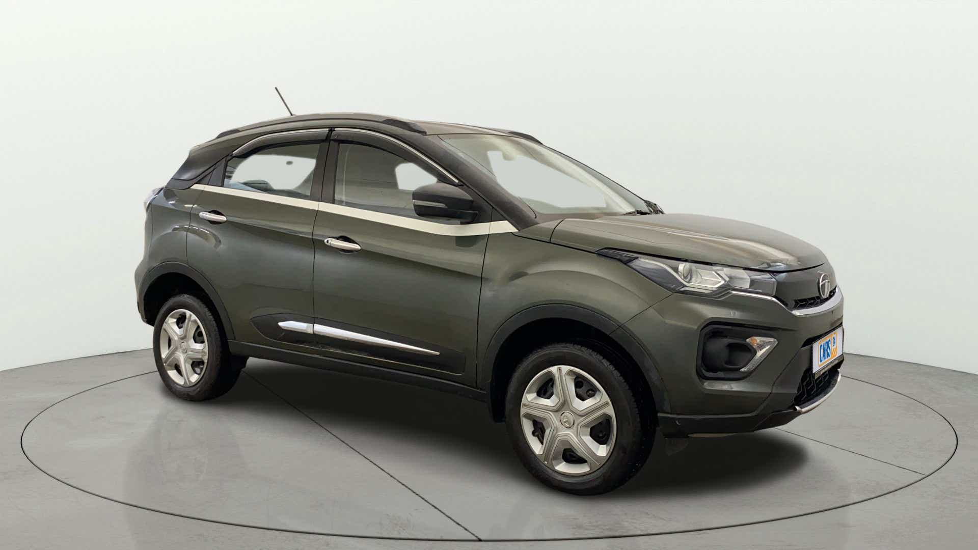 Front three-quarter of a Tata Nexon 2017-2023