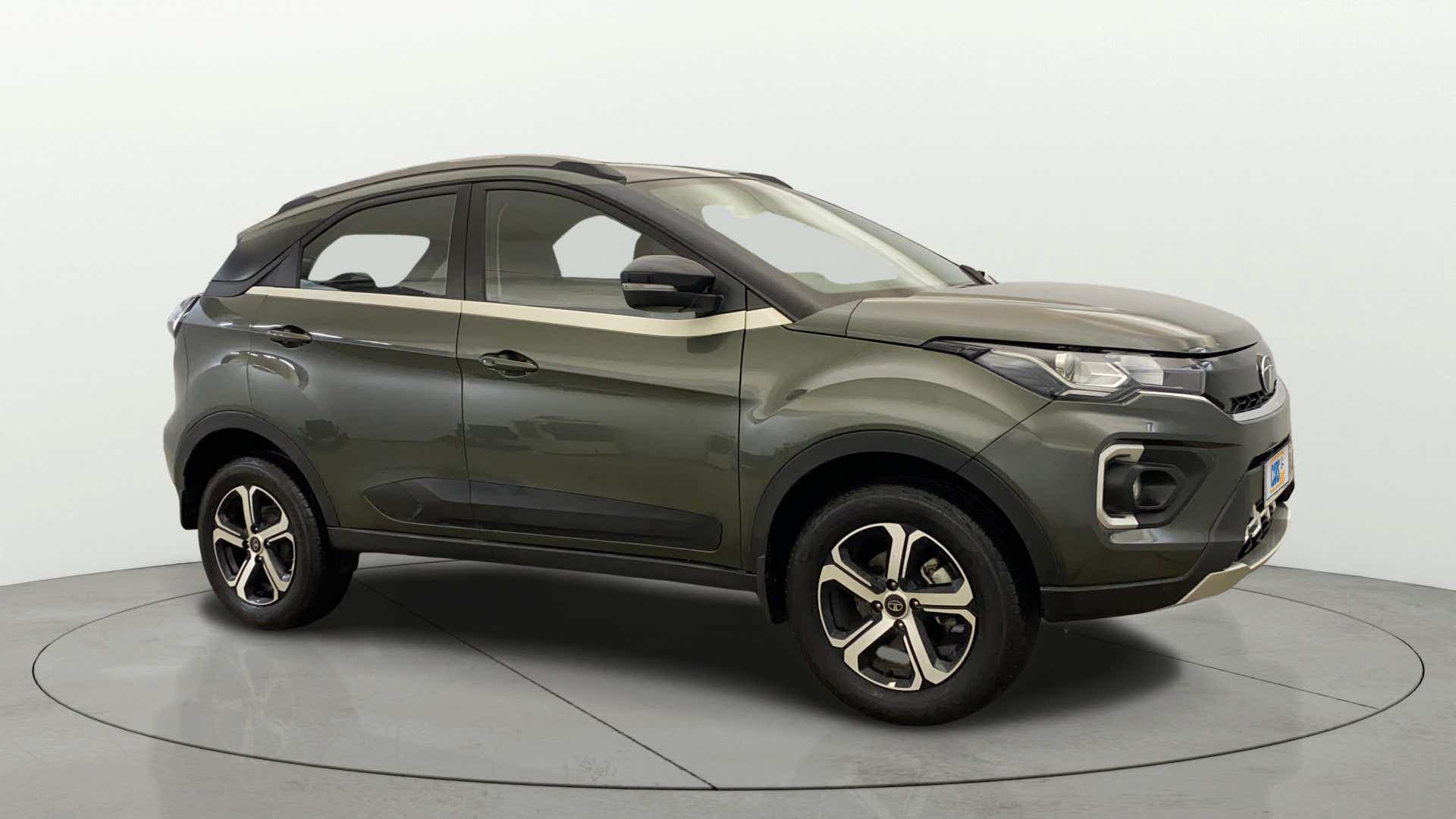 Side view of a Tata Nexon 2017-2023