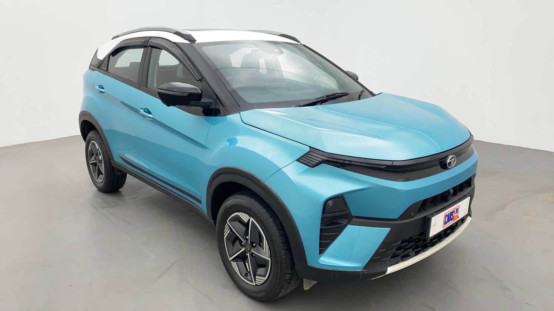Front three-quarter view of a Tata Nexon 2017-2023