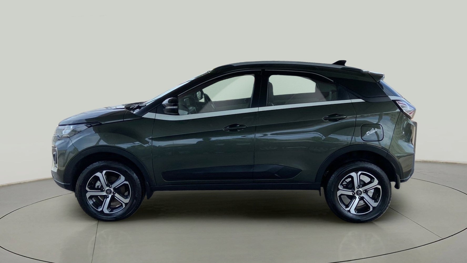 Side view of a Tata Nexon 2017-2023