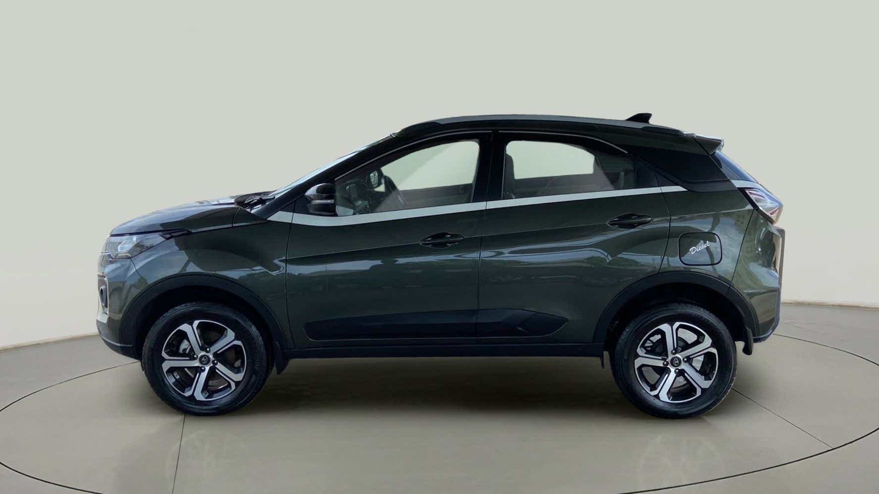Side view of a Tata Nexon 2017-2023
