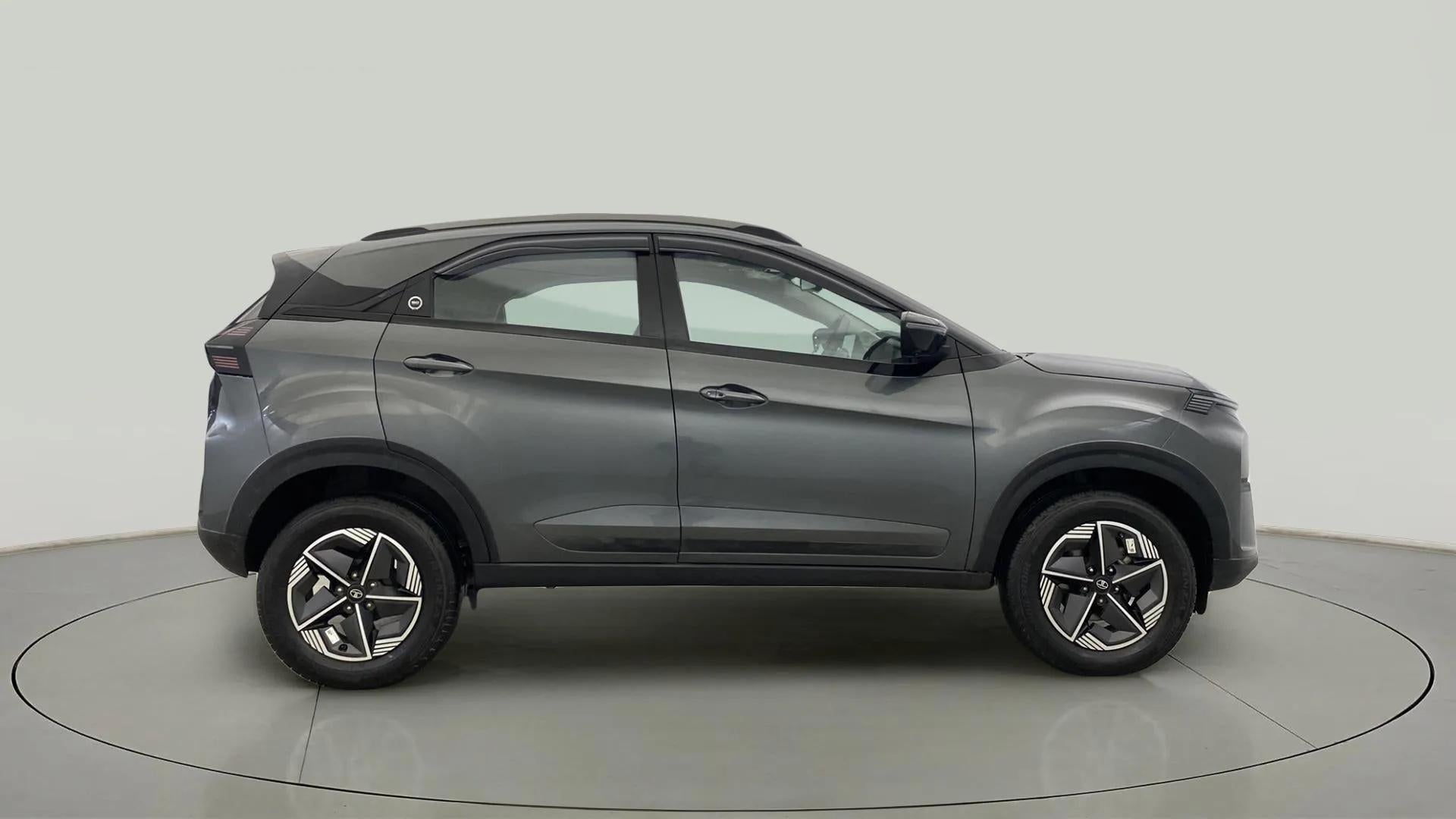 Side view of a Tata Nexon 2017-2023