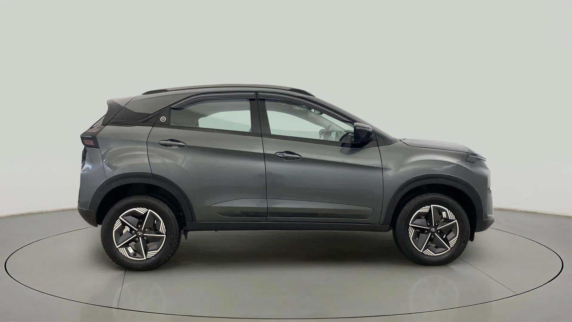 Side view of a Tata Nexon 2017-2023