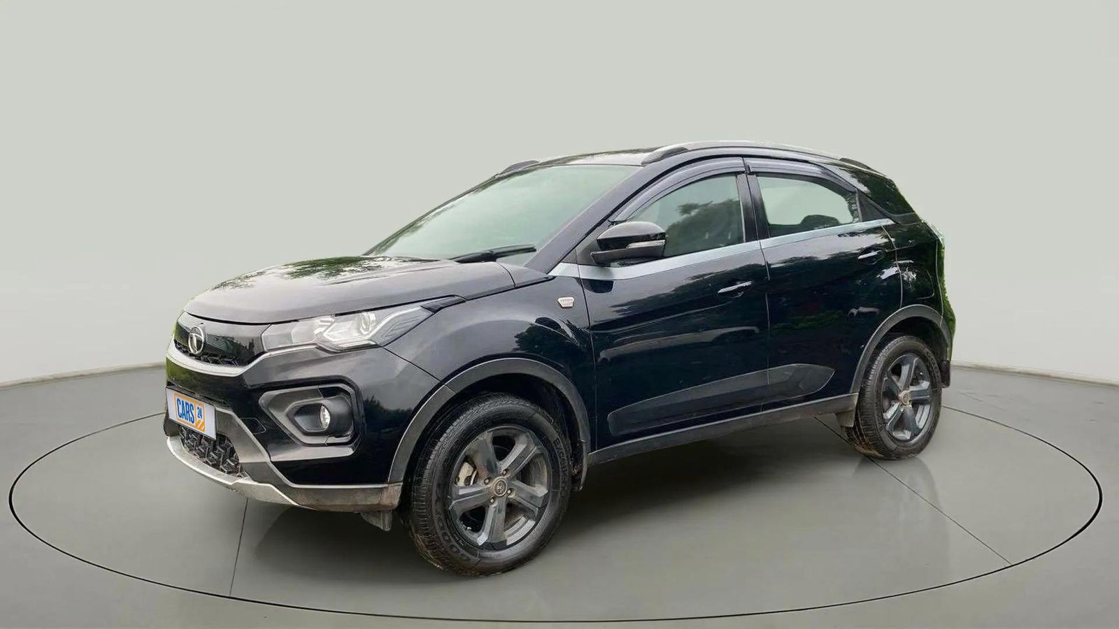 Front three-quarter view of a Tata Nexon 2017-2023