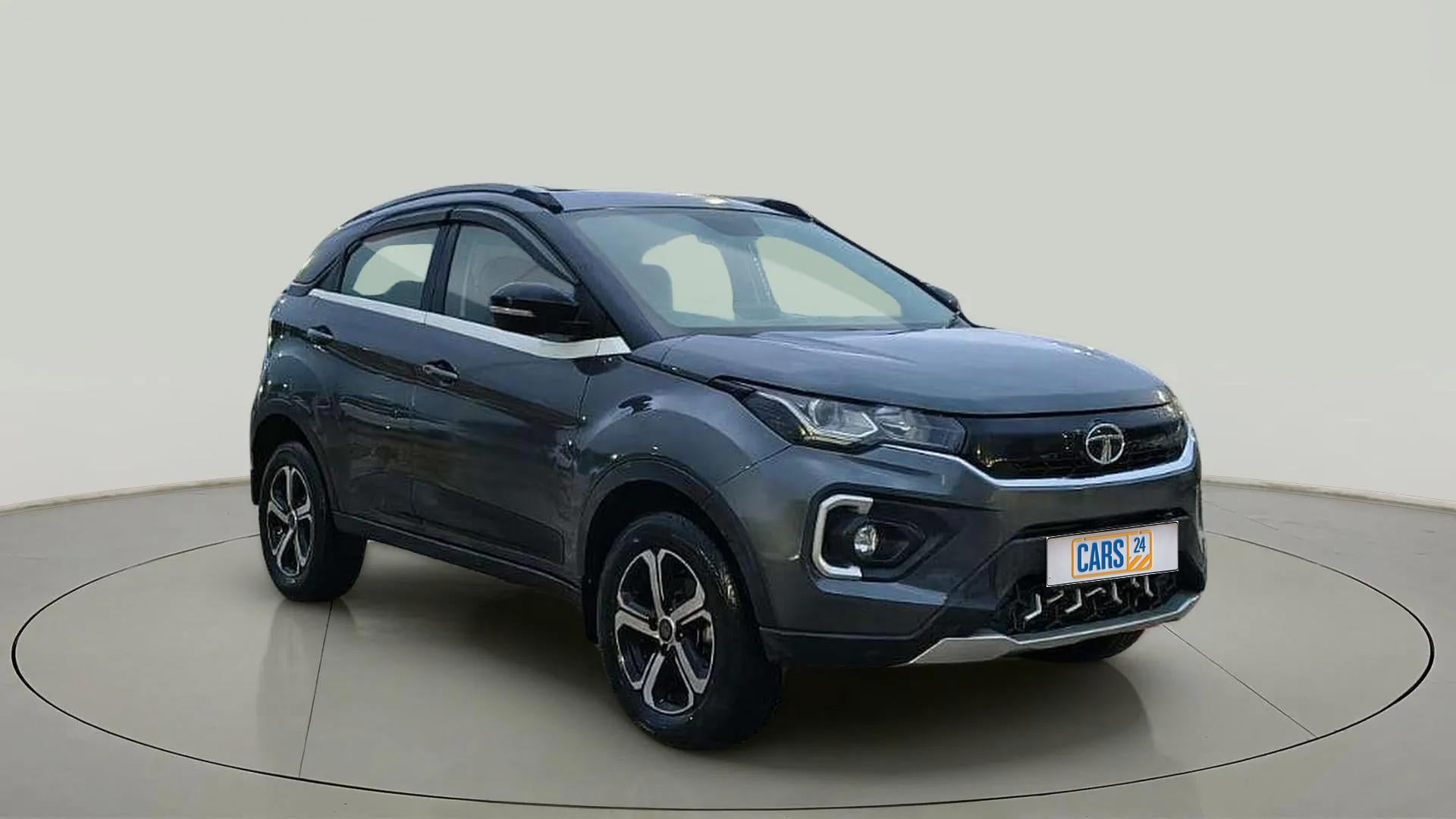 Front three-quarter view of a Tata Nexon 2017-2023