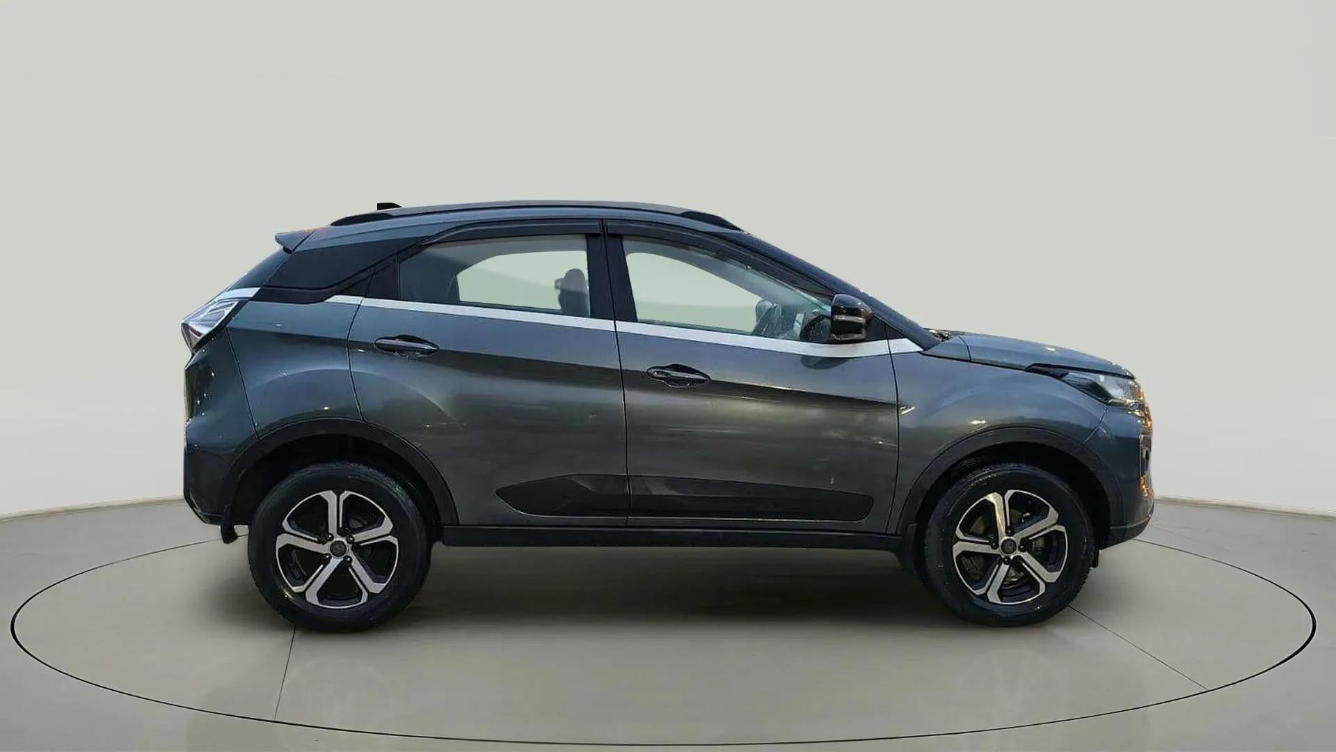 Side view of a Tata Nexon 2017-2023