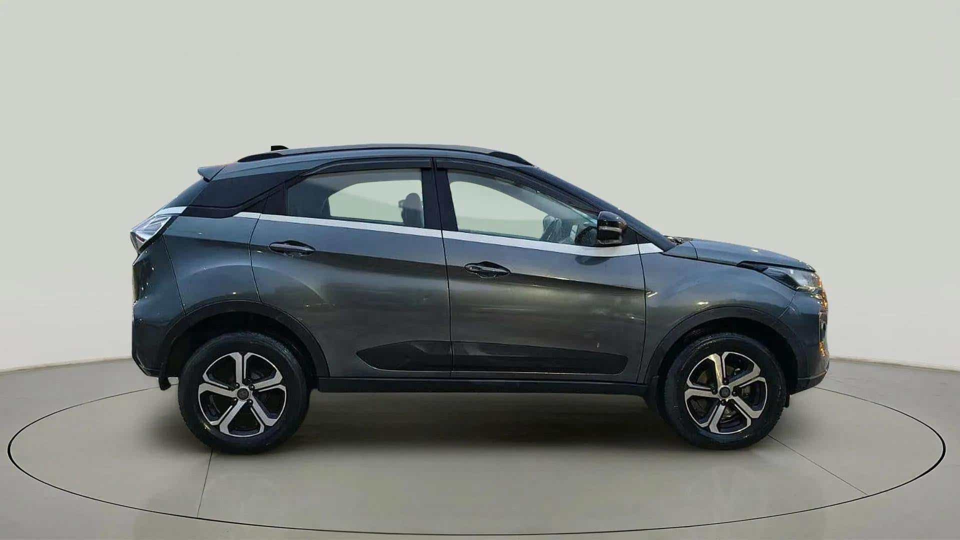 Side view of a Tata Nexon 2017-2023