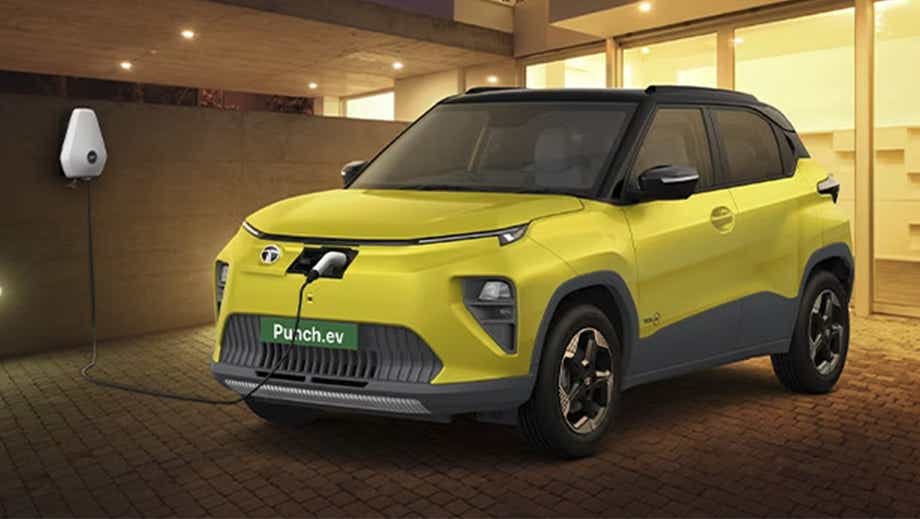 Front three-quarter of a fearless-yellow-with-dt Tata Punch EV Facelift