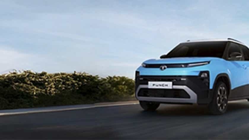 Front three-quarter view of a black Tata Punch Facelift