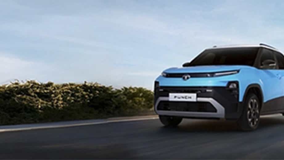 Front three-quarter view of a black Tata Punch Facelift