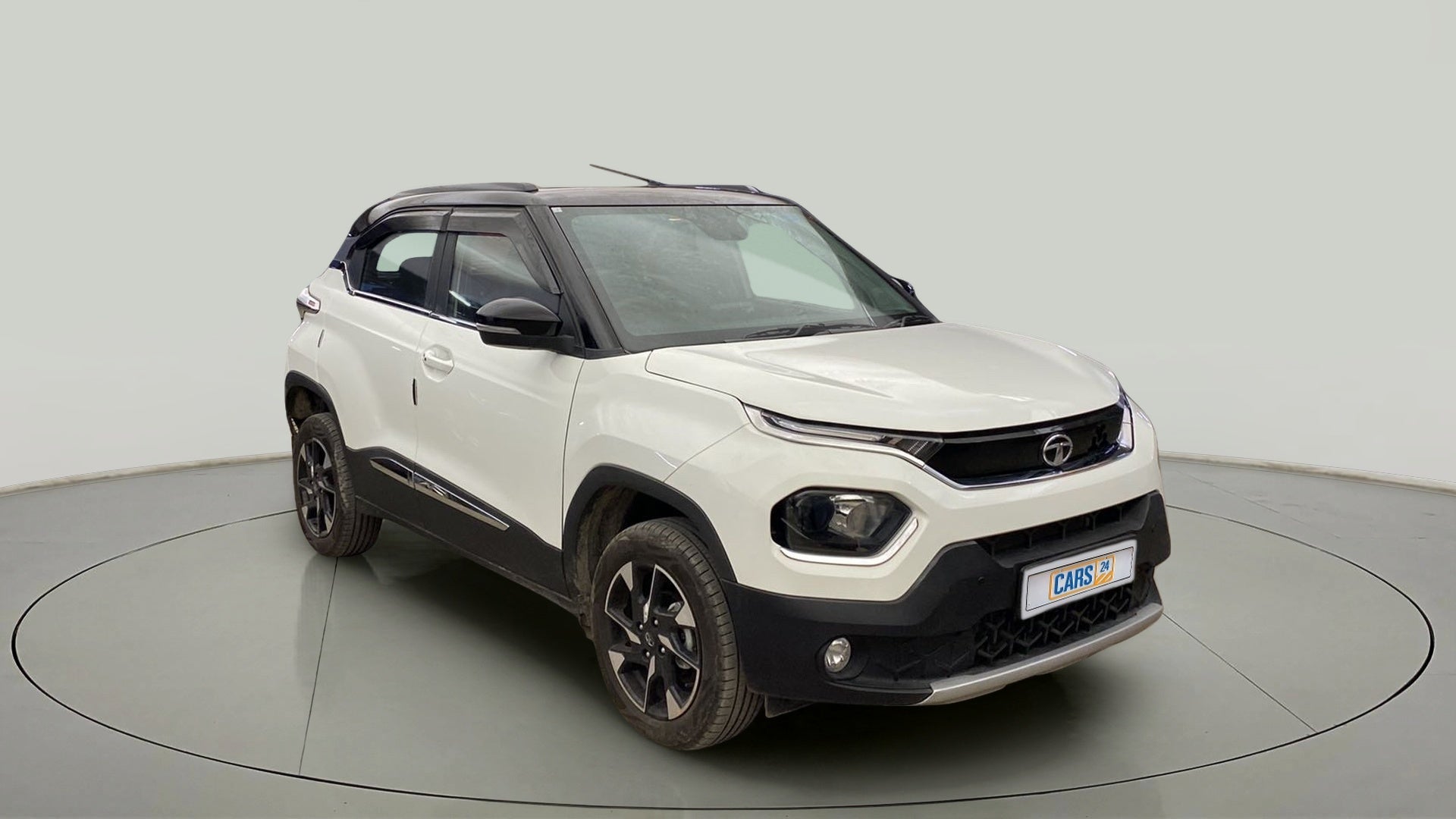 Front three-quarter view of a Orcus White Tata Punch