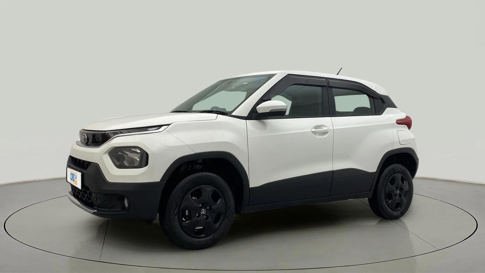 Front three-quarter view of a Orcus White Tata Punch