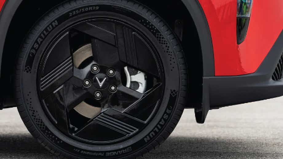 Wheel close-up of Vinfast VF MPV 7