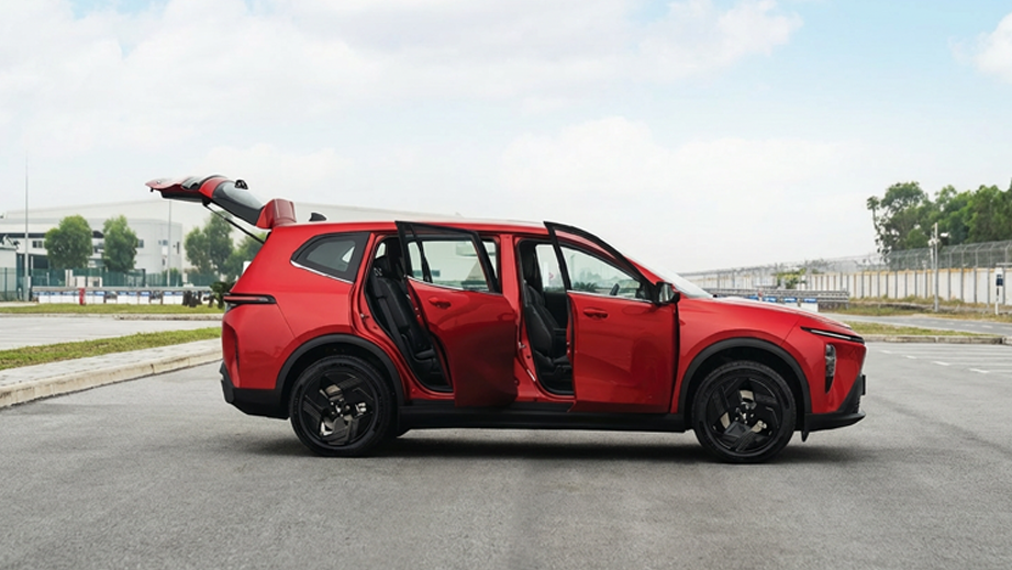 Right side view of Vinfast VF MPV 7