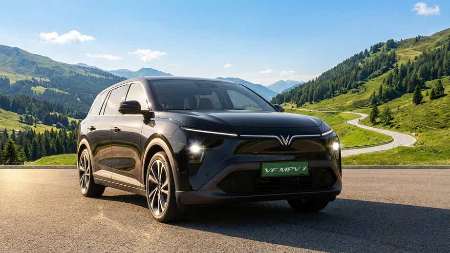 Front three-quarter of Vinfast VF MPV 7
