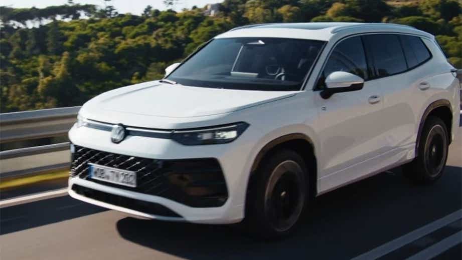 Front three-quarter view of a Volkswagen Tayron