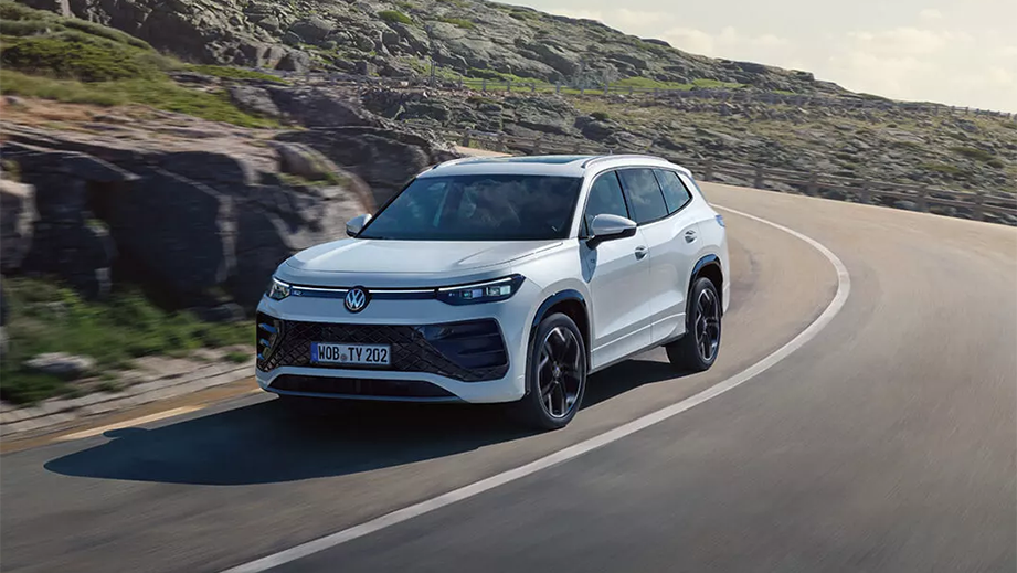 Front three-quarter view of a Volkswagen Tayron