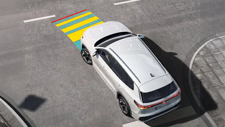 Top view of a volkswagen tayron at an intersection