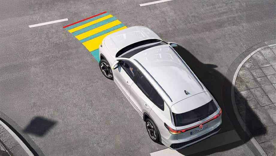 Top view of a volkswagen tayron at an intersection