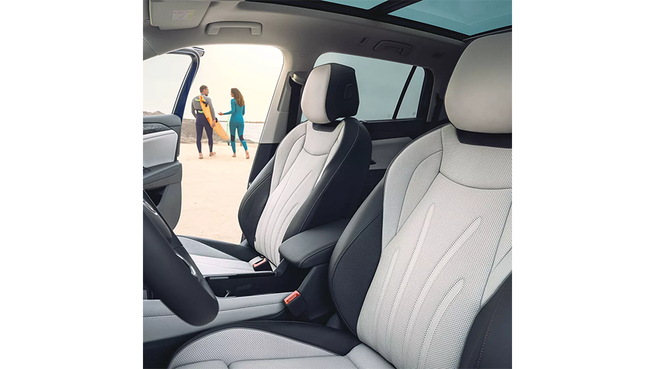 Front seats and dash of a Volkswagen Tayron interior