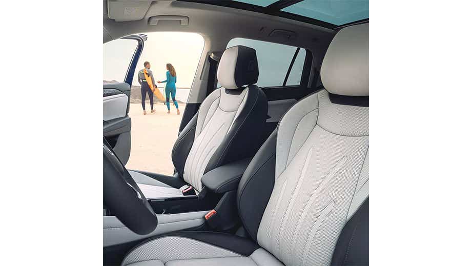 Front seats and dash of a Volkswagen Tayron interior