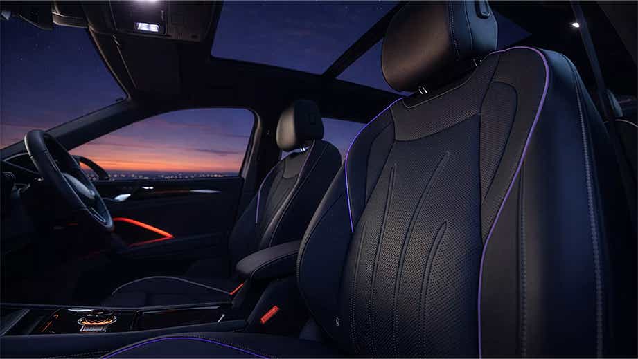 Front interior seats and dashboard of a Volkswagen Tayron