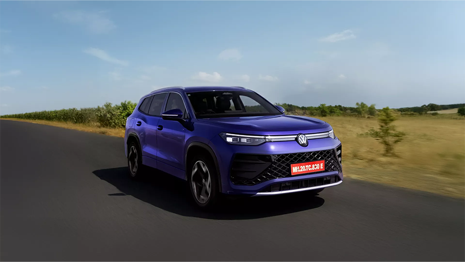 Front three-quarter view of a ultra violet metallic Volkswagen Tayron