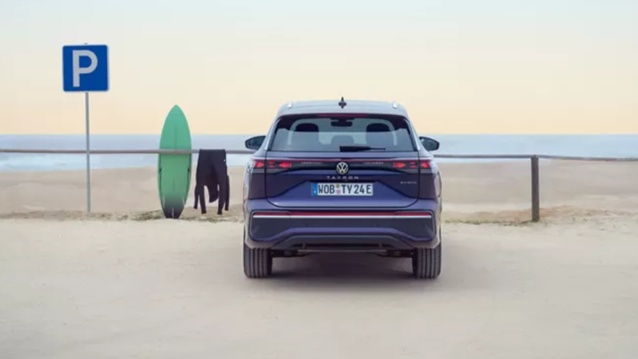 Rear view of a Volkswagen Tayron at the beach