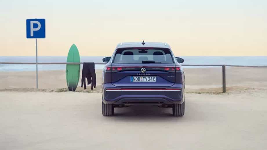 Rear view of a Volkswagen Tayron at the beach