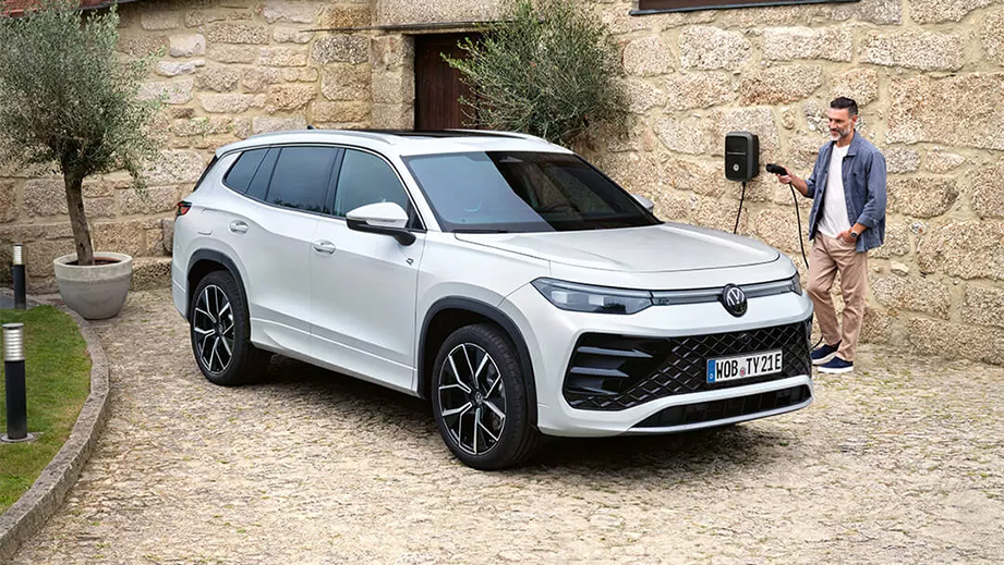 Front three-quarter view of a Volkswagen Tayron