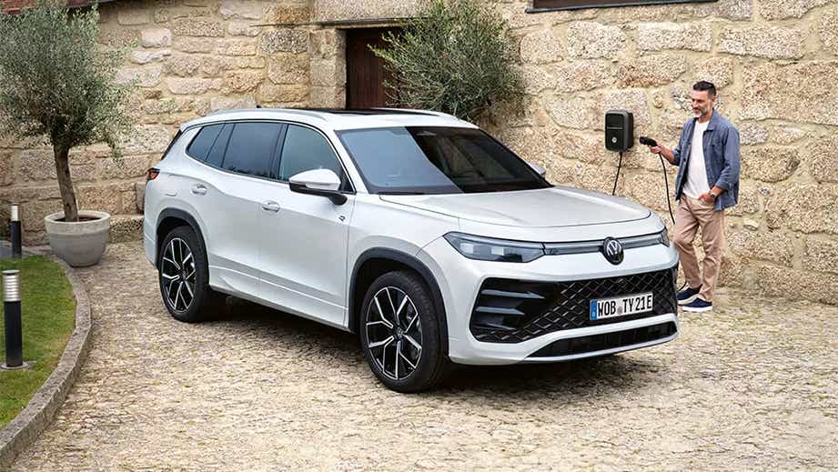 Front three-quarter view of a Volkswagen Tayron