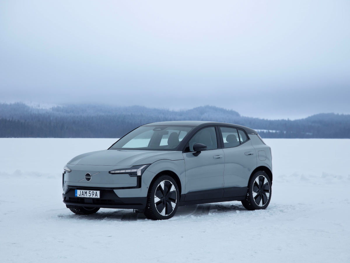 Front three-quarter of a vapour grey Volvo EX30