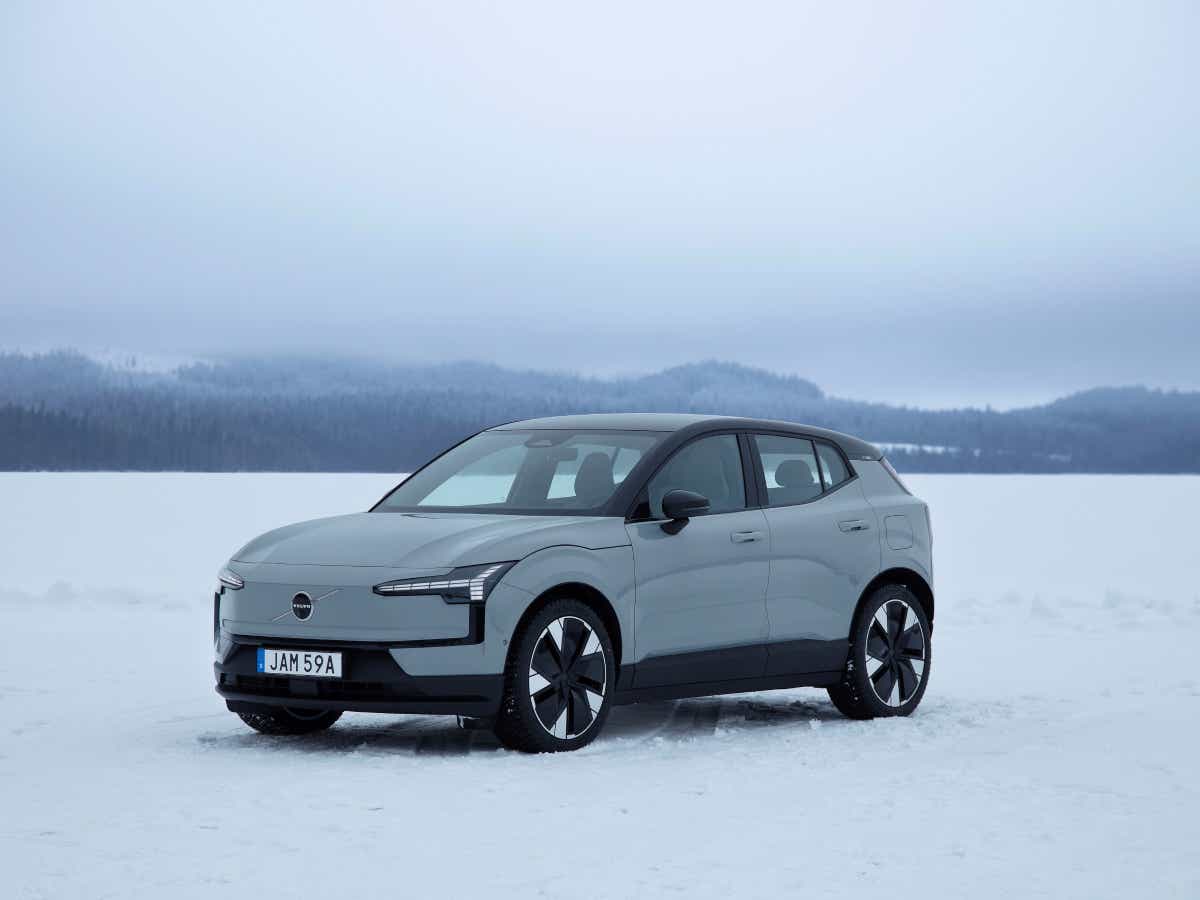 Front three-quarter of a vapour grey Volvo EX30