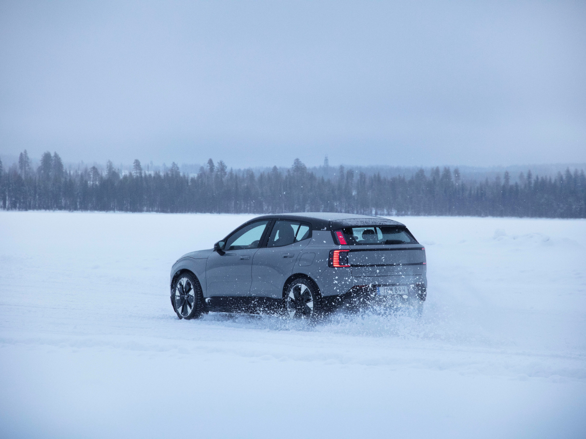 Rear three-quarter view of a vapour grey Volvo EX30