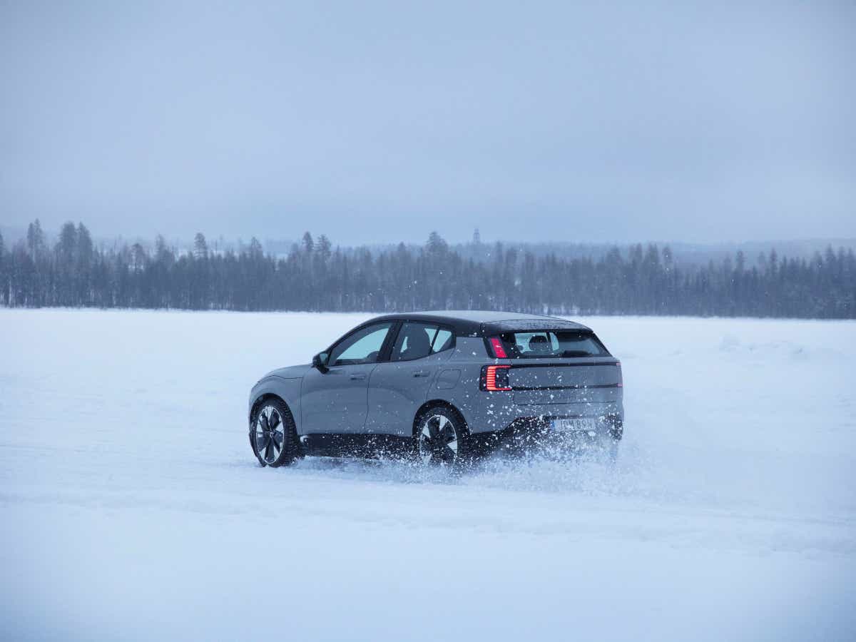 Rear three-quarter view of a vapour grey Volvo EX30