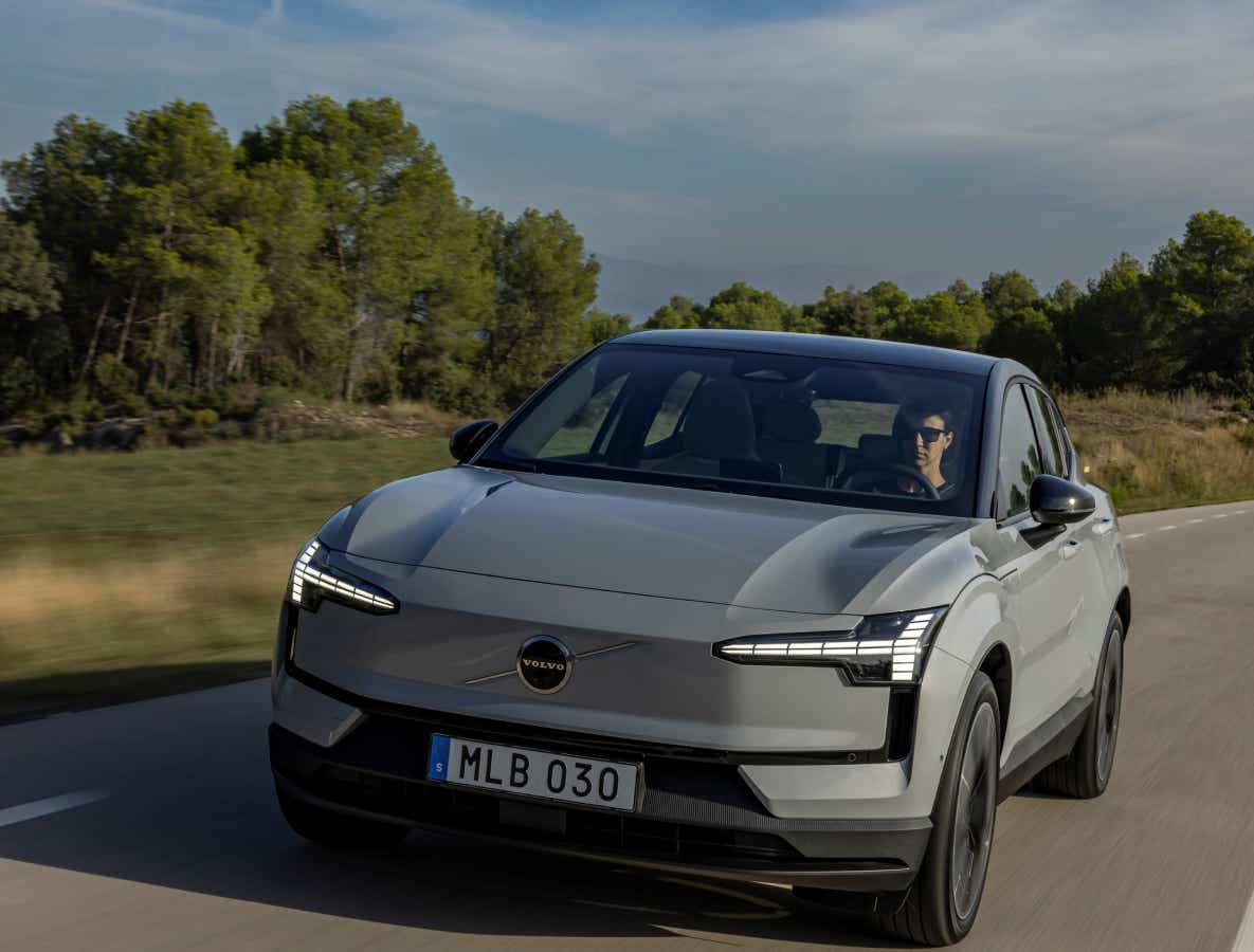 Front view of a vapour grey Volvo EX30