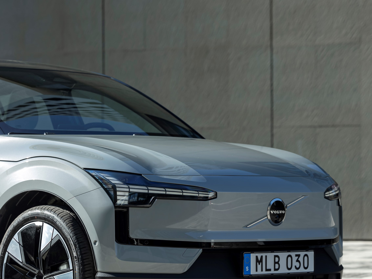 Front view of a vapour grey Volvo EX30