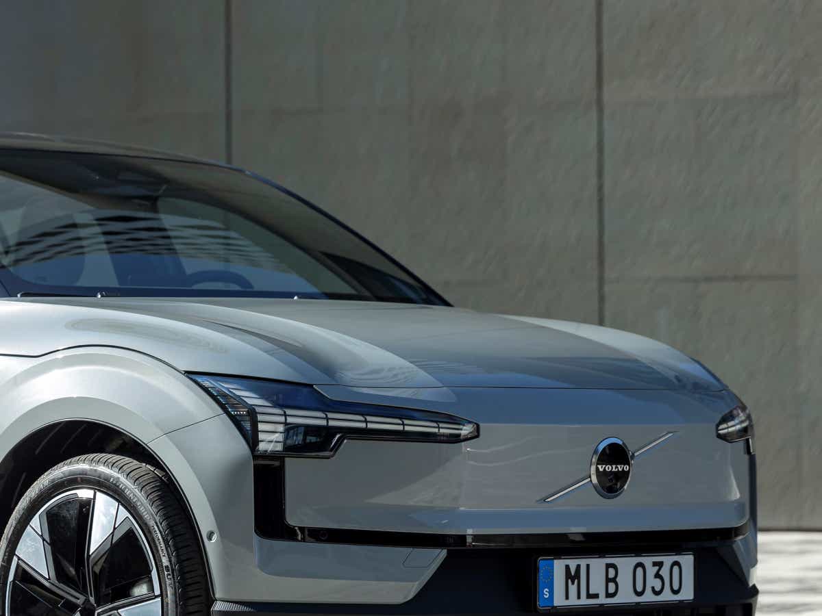 Front view of a vapour grey Volvo EX30