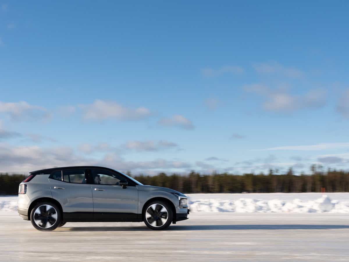 Side view of a vapour grey Volvo EX30
