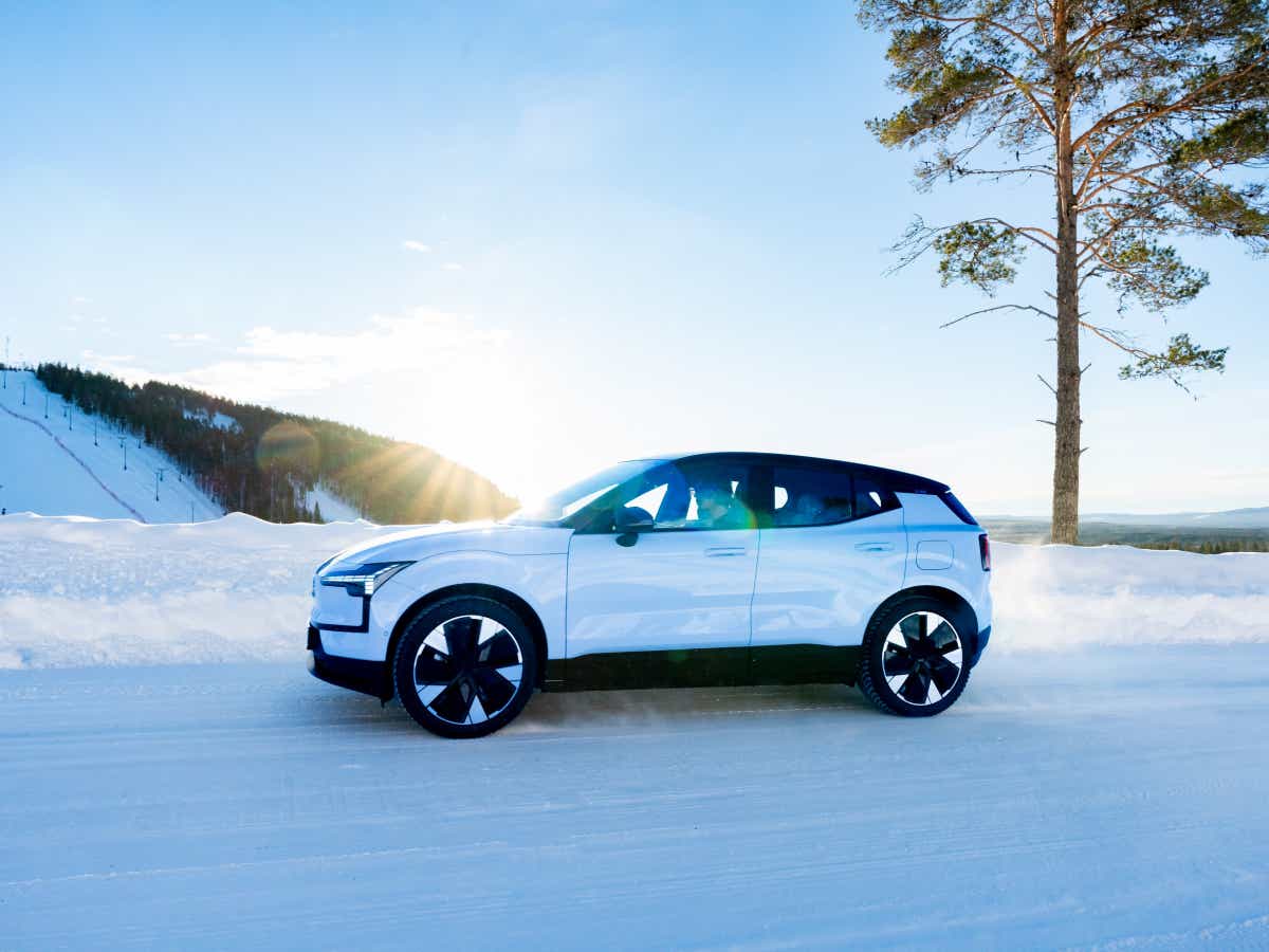 Side view of a crystal white Volvo EX30