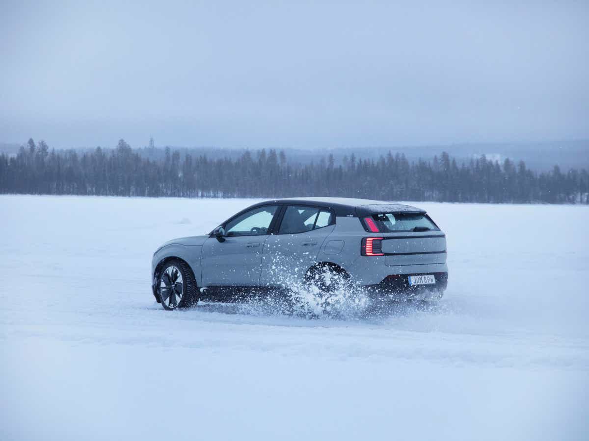 Rear three-quarter of a vapour-grey Volvo EX30