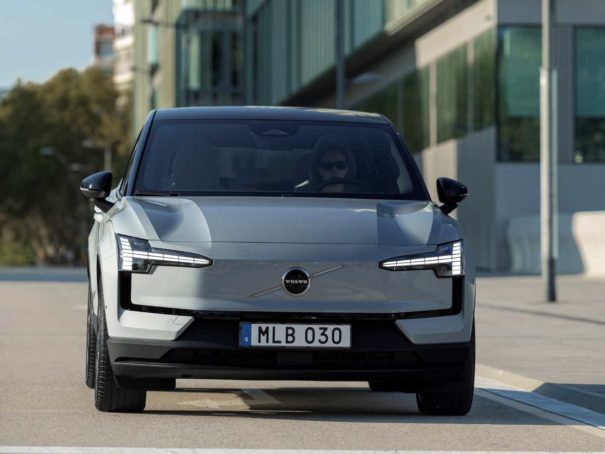 Front view of a vapour grey Volvo EX30