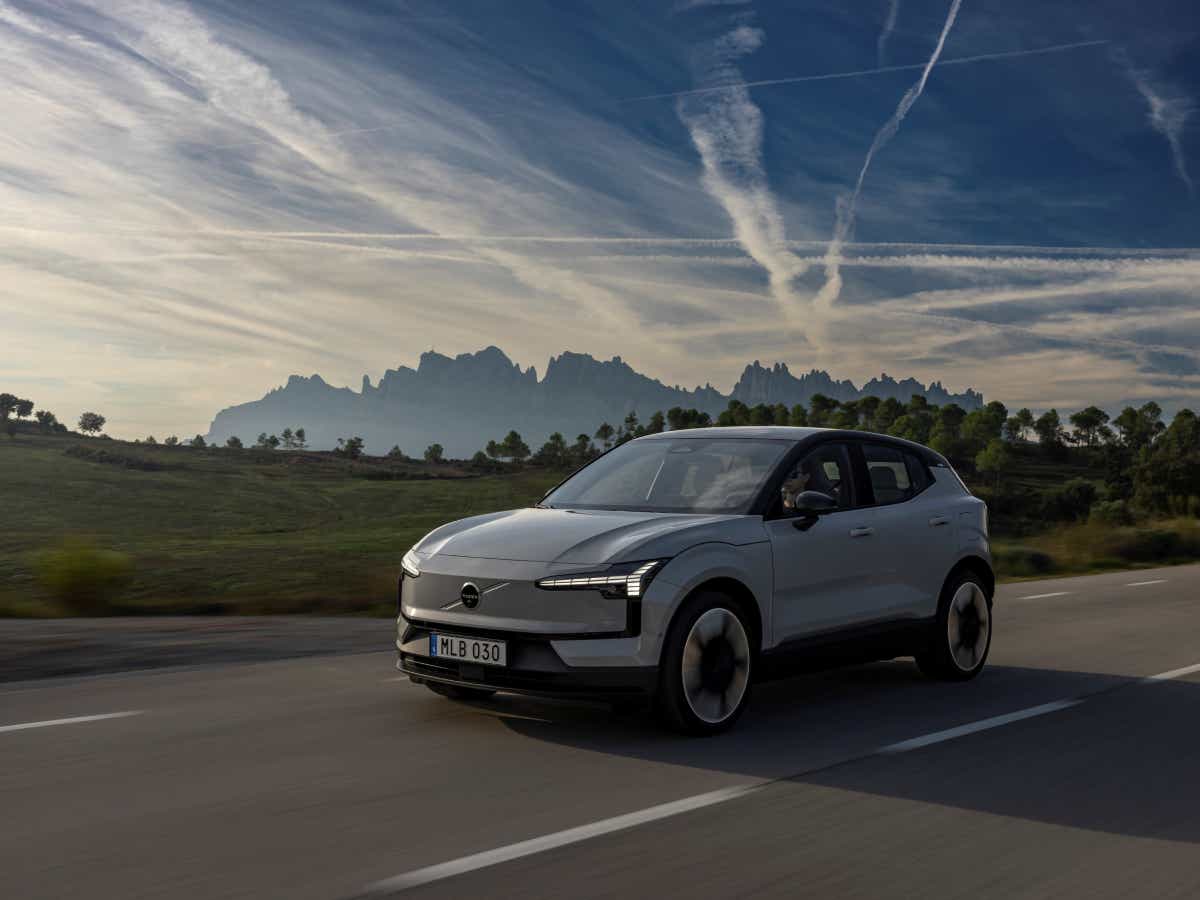 Front three-quarter of vapour grey Volvo EX30