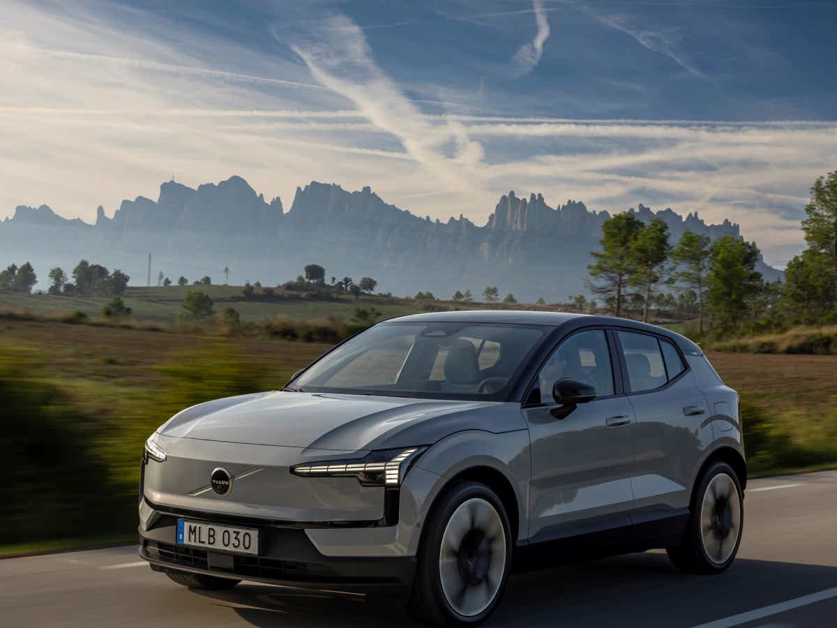 Front three-quarter view of a vapour grey Volvo EX30