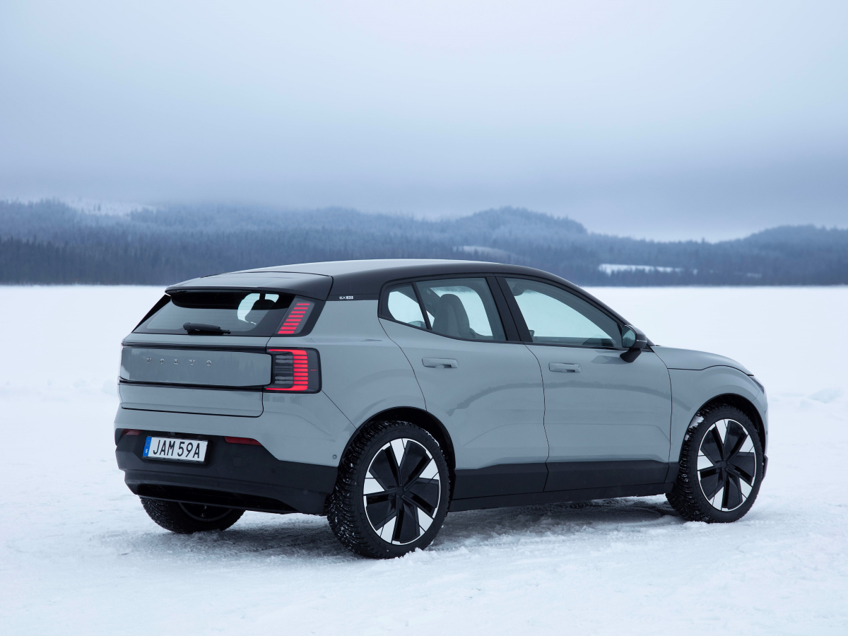 Rear three-quarter of a vapour grey Volvo EX30